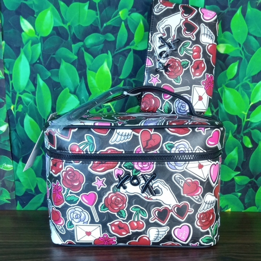 NEW Betsey Johnson Heart & Rose Cosmetic Train Case Bag Set